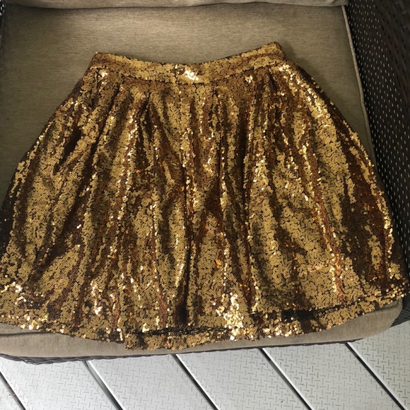 Small Gold Sequined Skirt - Picture 2 of 9